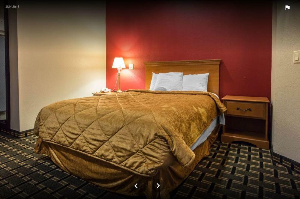 Econo Lodge Inn & Suites Peoria Illinois מראה חיצוני תמונה