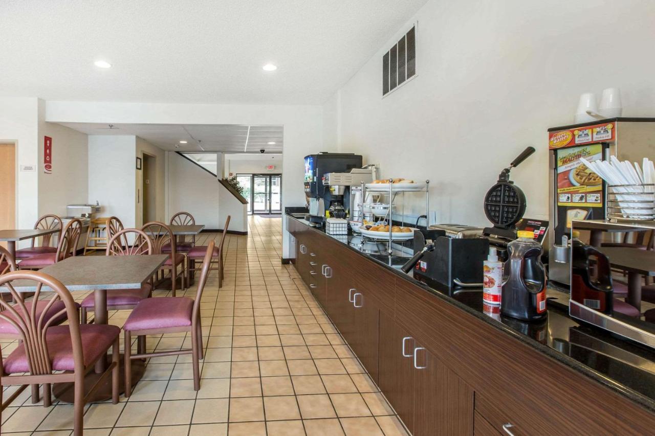 Econo Lodge Inn & Suites Peoria Illinois מראה חיצוני תמונה