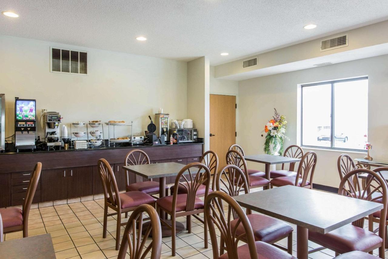 Econo Lodge Inn & Suites Peoria Illinois מראה חיצוני תמונה
