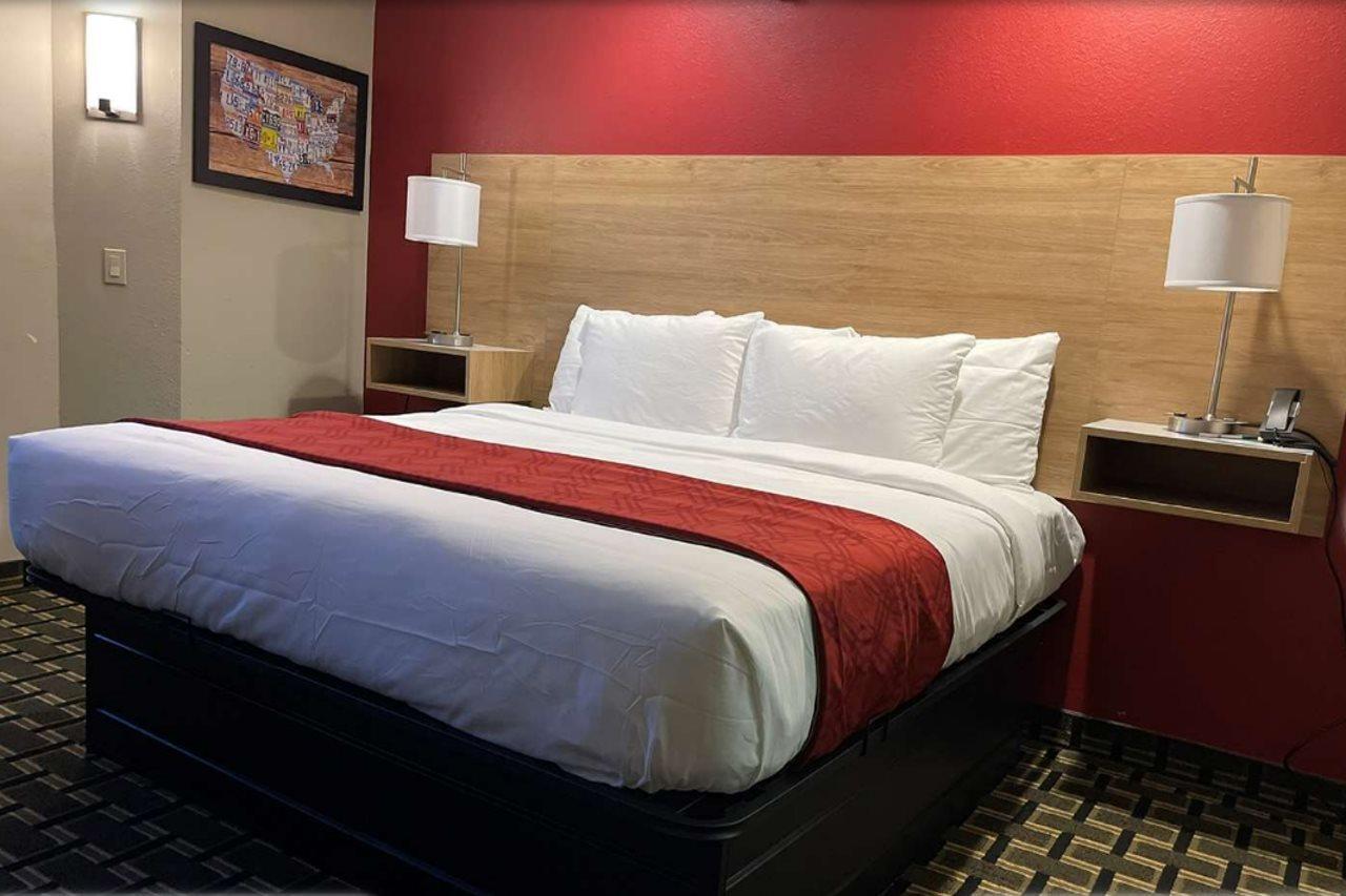 Econo Lodge Inn & Suites Peoria Illinois מראה חיצוני תמונה