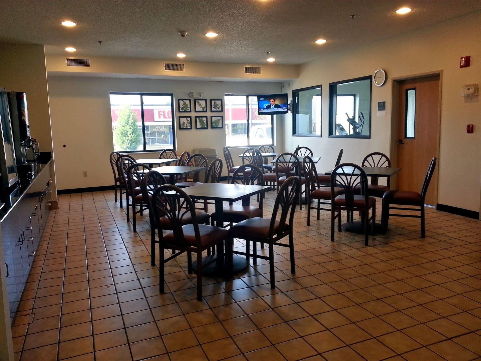 Econo Lodge Inn & Suites Peoria Illinois מראה חיצוני תמונה